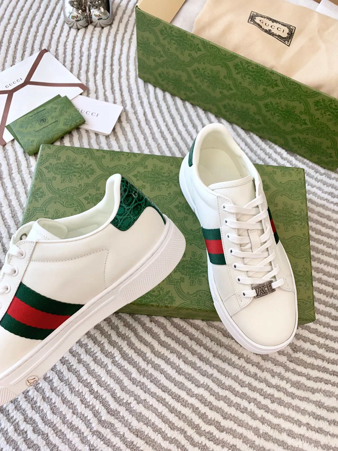 👟👟Ex-factory price 540👟👟 Men's size +10 Top version: Gucci G family classic Ace series Embroidery Little Bee White Shoes Couple Style Ribbon Love Casual Sports Shoes Sneakers Original Purchase Development Production This brand's classic low-top sports shoes interweave golden embroidered bees with red and green webbing. The bee is a classic element of the brand. It appeared in the Gucci ready-to-wear series in the 1970s. Exquisite packaging at the delivery counter🛍📦 ▪️Fabrics: Original custom imported first-layer cowhide ▪️Foots: Original custom cowhide lining ▪️Sole: Original open-molded rubber non-slip material ▪️Sole thickness: 2.5CM ▪️Size: Women's 34-41 (customized 34/41) ▪️Size: Men's 38-46 (38/46 customized)